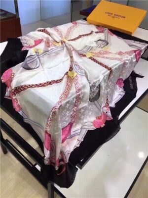 Louis Vuitton Chain Me Square Shawl
